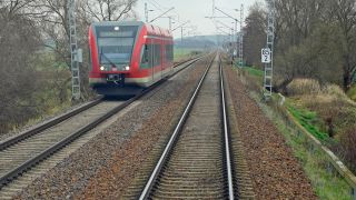 Archivbild: Ein Zug der Deutschen Bahn fährt auf der Strecke zwischen Angermünde und Stettin. (Quelle: dpa/Deutsche Bahn AG/Volker Emersleben)