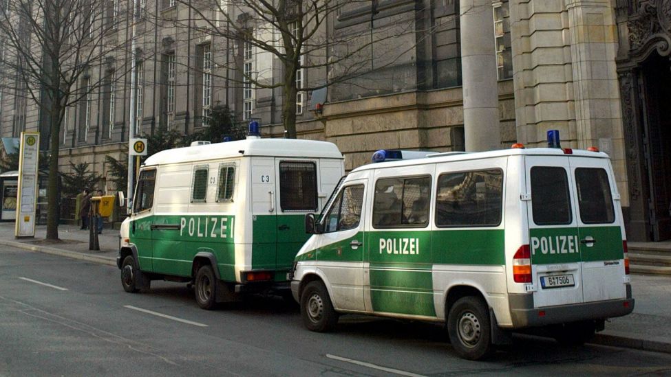 Fahrzeuge der Polizei stehen am 5.3.2003 vor dem Berliner Kriminalgericht Moabit. (Quelle: dpa/Wolfgang Kumm)