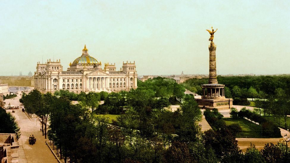 Reichstag und Siegessäule im Großen Tiergarten, kolorierte Fotografie um 1900 (Quelle: dpa/Terra Incognita e.V.)