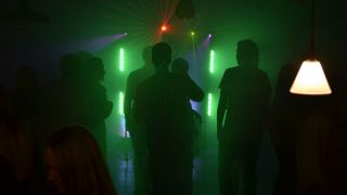 Tanzende Menschen in einem Club (Quelle: imago images)