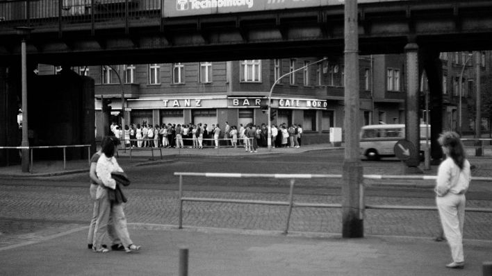 Archivbild: DDR, Berlin, Prenzlauer Berg, Schönhauser Allee Ecke Wichertstraße, Menschenschlange vorm Cafe Nord, Juli 1986. (Quelle: imago images/stock)