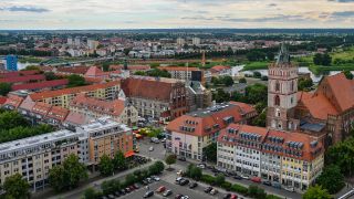 Blick über das Stadtzentrum von Frankfurt (Oder) dem Grenzfluss Oder und dahinter der polnischen Stadt Slubice. (Quelle: dpa/Patrick Pleul)