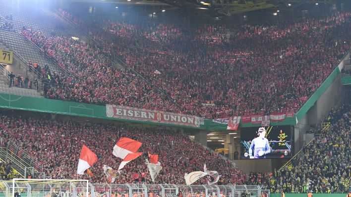 Union-Fans im Dortmunder Gästeblock (imago images/Matthias Koch)