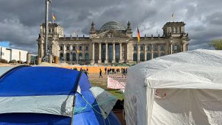 Jesiden protestieren am 16. Oktober 2023 vor dem Berliner Reichstagsgebäude, sie sind am am 9. Oktober 2023 in Hungerstreik getreten. (Quelle: rbb/Oliver Noffke)