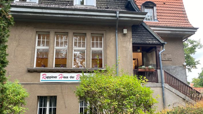 Neue queere Beratungsstelle eröffnet in Neuruppin. (Quelle: rbb)