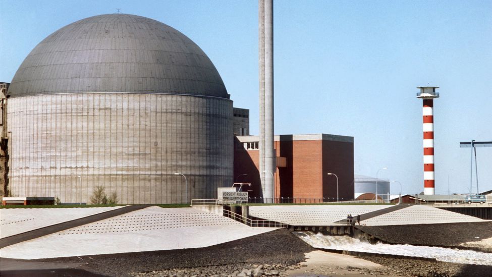 Blick auf das "Atom-Ei" und den Abluftkamin des ersten rein kommerziell betriebenen atomaren Großkraftwerks der Bundesrepublik Deutschland in Stade. Aufgenommen im Mai 1973. (Quelle: dpa/Dieter Klar)