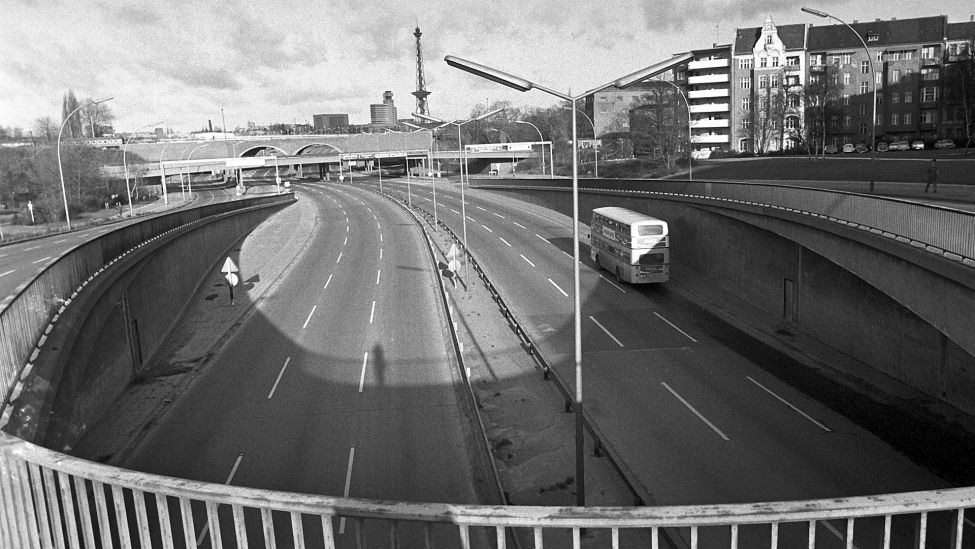 Blick auf die völlig leere Berliner Stadtautobahn ums Funkturmdreieck am 25.11.1973, dem ersten der vier autofreien Sonntage. (Quelle: dpa/Konrad Giehr