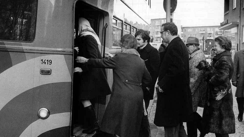 Der Regierende Bürgermeister von Berlin, Klaus Schütz (M) und seine Frau Heide (r, mit Hund) fahren an einem autofreien Sonntag am 25.11.1973 mit dem Bus von Berlin-Steglitz in die Innenstadt, um dort essen zu gehen.
