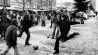 Ein spontanes Fußballspiel hat sich am 02.12.1973, dem zweiten autofreien Sonntag, auf dem Kurfürstendamm in Berlin entwickelt. (Quelle: dpa/Konrad Giehr)