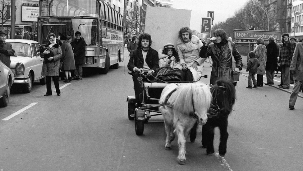 Straßenszene während eines 'autofreien Sonntags' am 25.11.1973 (Fahrverbot wegen der Ölkrise) auf dem Kurfürstendamm in Berlin. (Quelle: dpa/akg-images/Gert Schuetz)