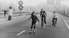 Kinder laufen Rollschuh und fahren Fahrrad auf einer Autobahn in den Niederlanden. Die autofreien Sonntage fanden dort vom 4. November 1973 bis 6. Januar 1974 statt. (Quelle: dpa/Benelux Press)