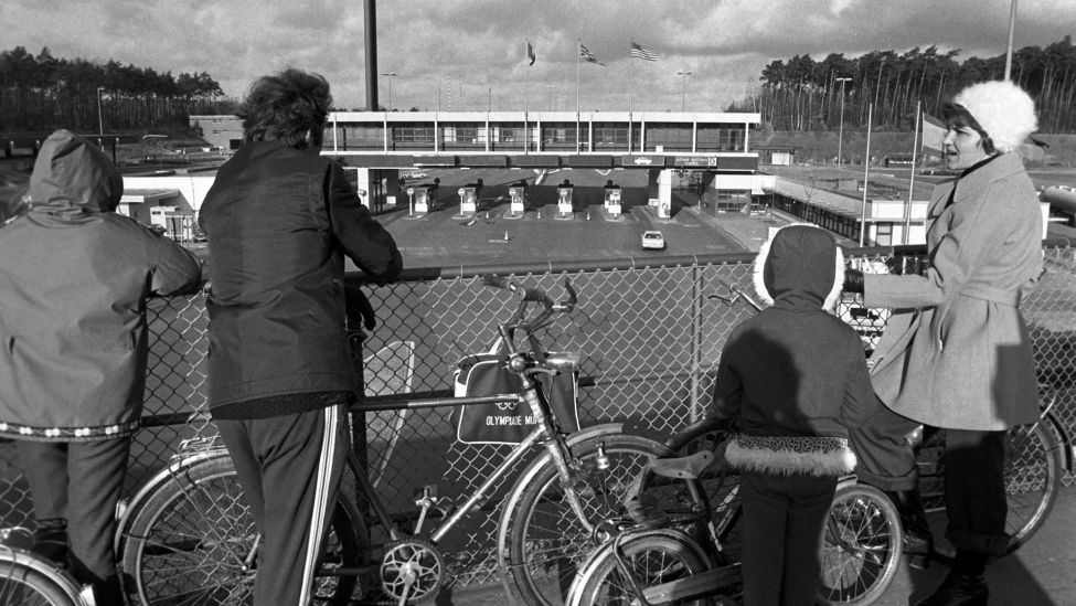 Eine Familie auf einem Fahrradausflug blickt am 25.11.1973, dem ersten autofreien Sonntag, auf den fast völlig leeren Kontrollpunkt Dreilinden. (Quelle: dpa/Konrad Giehr)