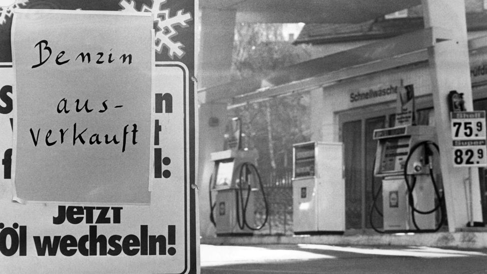 "Benzin ausverkauft" heißt es am 18.11.1973 an einer Tankstelle in Stuttgart. (Quelle: dpa-Bildfunk/Lutz Rauschnick)
