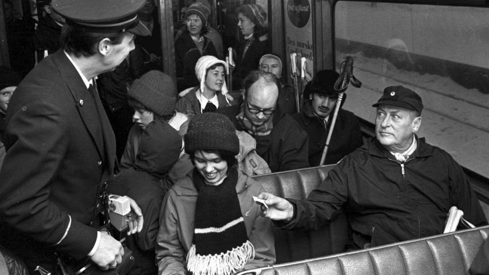 King Olav fährt am 16.12.1973 mit der Straßenbahn nach Holmekollen zum Skifahren. Die Fahrkahrte hat bereits ein Mitarbeiter bezahlt. (Quelle: NTB/Jan A. Martinsen/Aftenposten)