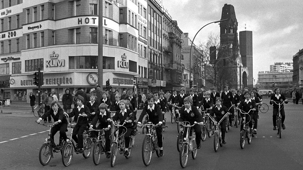 Archivbild: Die Schöneberger Sängerknaben radeln singend am 25.11.1973, dem ersten autofreien Sonntag, über den Kurfürstendamm in Berlin. (Quelle: dpa-Bildfunk/Chris Hoffmann)