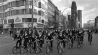 Archivbild: Die Schöneberger Sängerknaben radeln singend am 25.11.1973, dem ersten autofreien Sonntag, über den Kurfürstendamm in Berlin. (Quelle: dpa-Bildfunk/Chris Hoffmann)