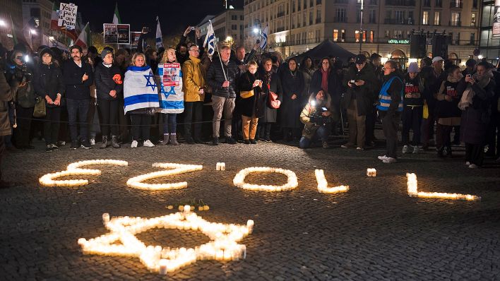 Bei einer Gedenkveranstaltung der Deutsch Israelischen Gesellschaft für die Opfer des Hamas-Angriffs auf Israel am 7. Oktober leuchten vor dem Brandenburger Tor Kerzen in Form eines David-Sterns und des Datums des Angriffs. (Quelle: dpa/AP/Markus Schreiber)