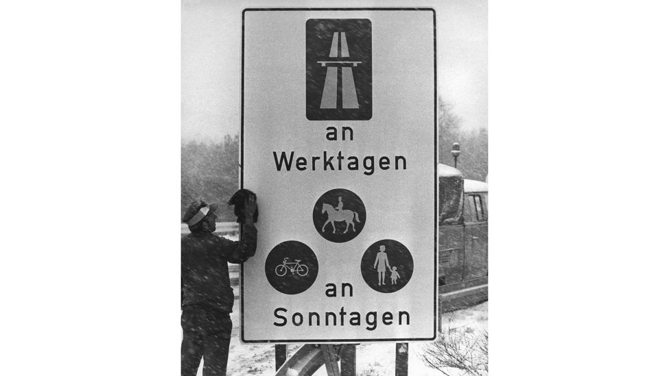 Nahe Rüsselsheim wird ein Schild zum Fahrverbot an Sonntagen im November 1973 aufgestellt. (Quelle: Picture Alliance/AP)
