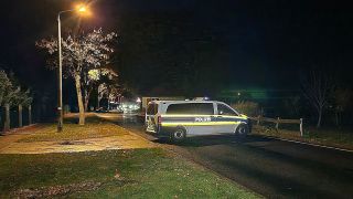 Ein Polizeiwagen sperrt eine Straße im Ort Vieritz (Havelland) ab. Quelle: dpa/Cevin Dettlaff)