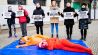 Archivbild:Aktivisten liegen als Fische verkleidet bei einer Protestaktion der Tierrechtsorganisation Peta gegen Großaquarien und für ein Mahnmal für die toten Fische vor dem Hotel, am 26.01.2023.(Quelle:picture alliance/dpa/C.Soeder)