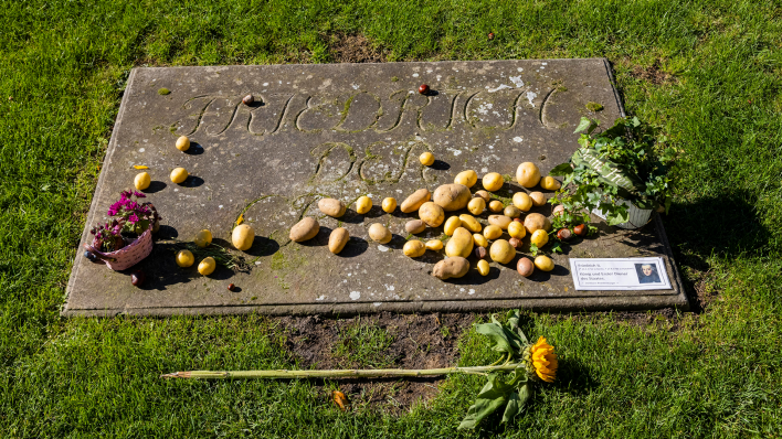 Grabplatte Friedrich des II. am Schloss Sanssouci mit Kartoffeln (Quelle: dpa/Sylvio Dittrich)