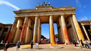 Archivbild:17.09.2023 Mitglieder der Klimaschutzgruppe Letzte Generation haben das Brandenburger Tor in Berlin mit oranger Farbe angesprüht.(Quelle:dpa/P.Zinken)