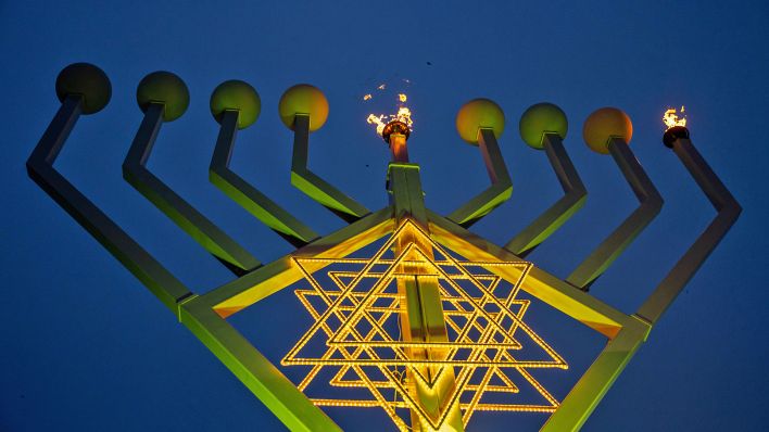 Symbolbild:Ein Chanukkaleuchter am Brandenburger Tor in Berlin.(Quelle:imago images/C.Ender)