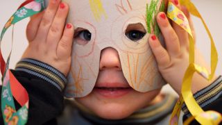 Symbolbild:Verkleidetes Kind mit einer Maske in einer Kita.(Quelle:picture alliance/T.Koehler)