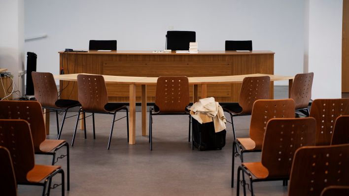 Archivbild:Blick in einen Verhandlungssaal im Landesarbeitsgericht. Dort musste sich das Gericht mit der Kündigung eines Pädagogen befassen am 15.05.2023.(Quelle:picture alliance/dpa/P.Zinken)