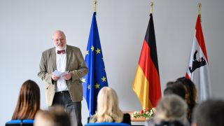 Engelhard Mazanke, Direktor des Landesamts für Einwanderung, steht am 17.01.2024 bei einer Einbürgerungszeremonie in der Zentralen Einbürgerungsstelle des Landesamtes für Einwanderung (LEA) in Berlin-Wedding. (Quelle: dpa/Bernd von Jutrczenka)