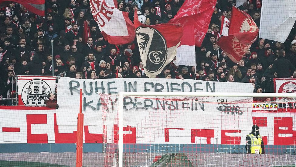 Die Freiburger Fankurve mit einem Banner zum Gedenken an der verstorbenen Präsidenten von Hertha BSC Berlin, Kay Bernstein. (Quelle: dpa/Bratic)