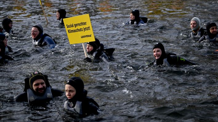 Aktivisten von verdi, AWO, dem Paritätischen und Greenpeace schwimmen am 30.01.2023 in der Spree. (Quelle: dpa/Britta Pedersen)