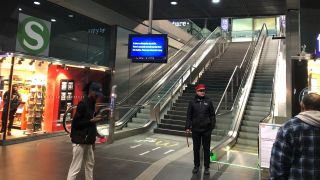 Ein Bahnmitarbeitender erklärt am Berliner Hauptbahnhof die streikmaßnahmen (Quelle: rbb)