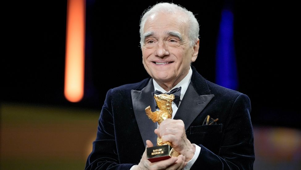 Martin Scorsese hält am 20.02.2024 den Ehrenbär für sein Lebenswerk in Händen. (Quelle: dpa/AP/Markus Schreiber)