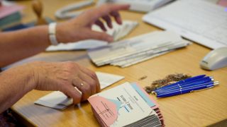 Archivbild: Eine Mitarbeiterin im Wahlamt bereitet in einem Wahllokal im Stadtteil Charlottenburg-Wilmersdorf am ersten Tag der Briefwahl die Wahlunterlagen für die Wähler vor. (Quelle: dpa/Fischer)