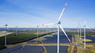 Archivbild: Der Windpark und Solarpark in Schipkau von oben am 16.03.2023 in der Lausitz. (Quelle: Picture Alliance / Sylvio Dittrich)