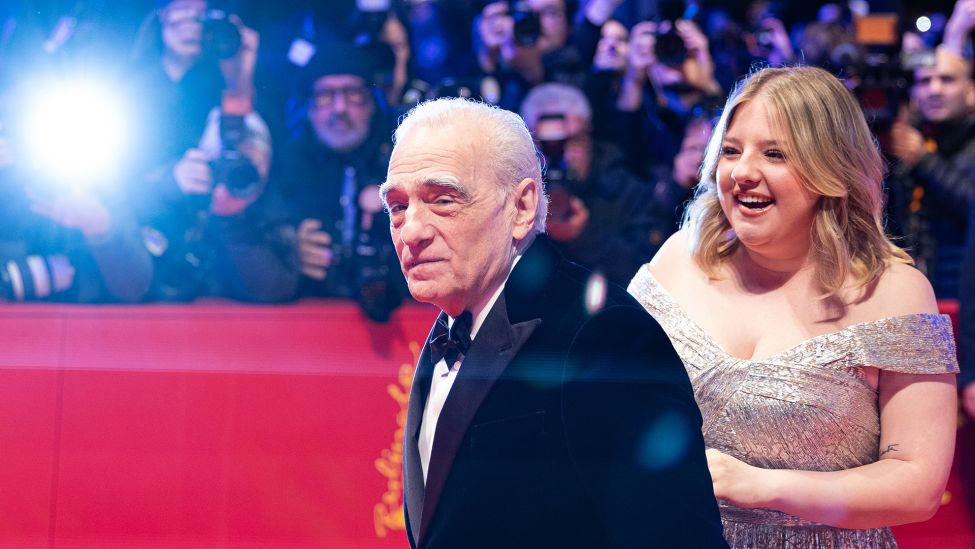 US-Regisseur Martin Scorsese (l) und seine Tochter Francesca Scorsese kommen am 20.02.2024 zur Verleihung des Goldenen Ehrenbären im Rahmen der diesjährigen Berlinale. (Quelle: dpa/Hannes P. Albert)