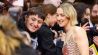 Saoirse Ronan (r) kommt am 17.02.2024 zu der Premiere für den Film "The Outrun". (Quelle: dpa-Bildfunk/Gerald Matzka)