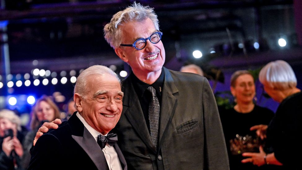 US-Regisseur Martin Scorsese (l) und Wim Wenders kommen am 20.02.2024 zur Verleihung des Goldenen Ehrenbären im Rahmen der diesjährigen Berlinale. (Quelle: dpa/Britta Pedersen)