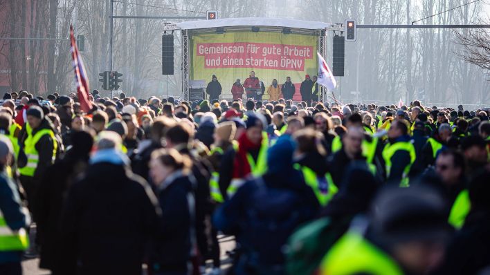 Zahlreiche Beschäftigte nehmen am 29.02.2024 an einer Kundgebung in Berlin teil (Quelle: imago images/Manngold)
