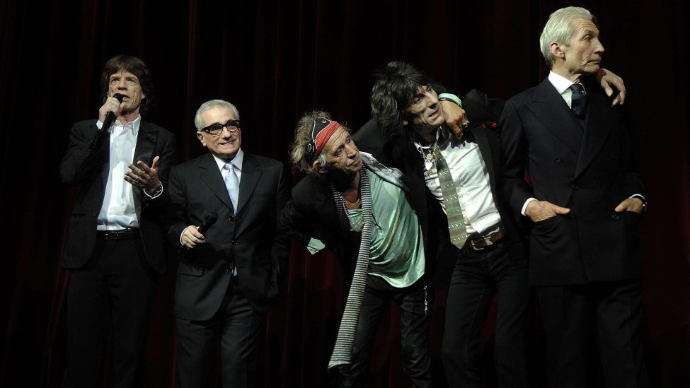Regisseur Martin Scorsese (2.v.l.) zusammen mit (v.l.n.r.): Sänger Mick Jagger, Gitarrist Keith Richards, Bassist Ron Wood und Schlagzeuger Charlie Watts (alle The Rolling Stones) anlässlich der Eröffnungsgala der 58. Internationalen Filmfestspiele in Berlin