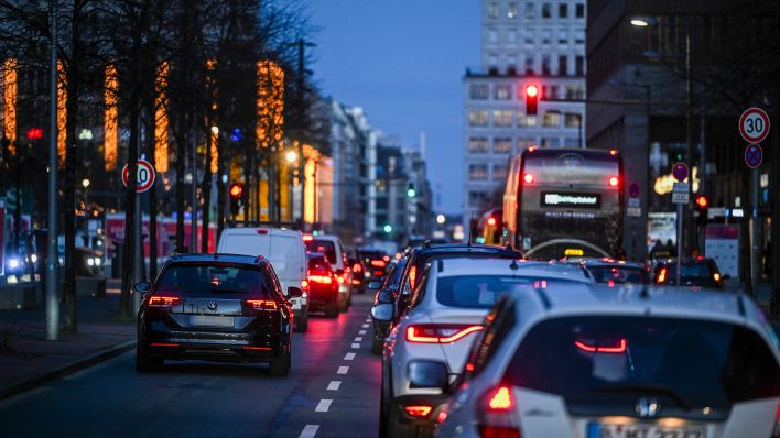 Archivbild: Autos und Busse sind auf der Potsdamer Straße in Berlin am Abend in der Dämmerung unterwegs (Quelle: dpa / Jens Kalaene).