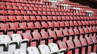 Symbolbild: Leere Sitzschalen im Stadion Cottbus. (Quelle: dpa/Weiland)