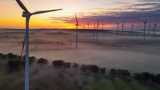 Sonnenaufgang im Morgennebel über dem Windenergiepark «Odervorland» (Luftaufnahme mit einer Drohne). (Quelle: dpa/Patrick Pleul)