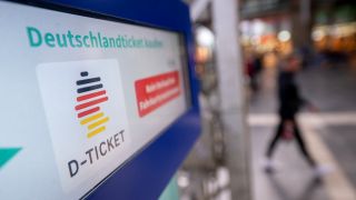 Symbolbild: Deutschlandticket gilt bundesweit mobil im Nah- und Regionalverkehr. (Quelle: dpa/Sebastian Gollnow)