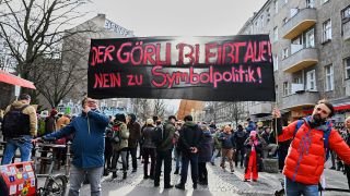 24.02.2024, Berlin: "Görli bleibt auf - Nein zur Symbolpolitik" steht auf dem Banner, das die Teilnehmer einer Demonstration gegen eine Umzäunung und nächtliche Schließung des Görlitzer Parks zeigen. (Quelle: dpa/Annette Riedl)