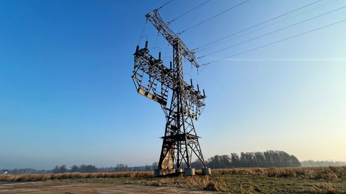 07.03.2024, Brandenburg, Spreenhagen: Ein Strommast steht mit Brandspuren auf einem Feld nahe der Tesla-Autofabrik.(Quelle:dpa/tnn/S.Kaeuler)