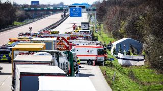 27.03.2024, Sachsen, Schkeuditz: Einsatzfahrzeuge und Rettungshubschrauber stehen auf der A9 an der Unfallstelle.(Quelle:dpa/J.Woitas)