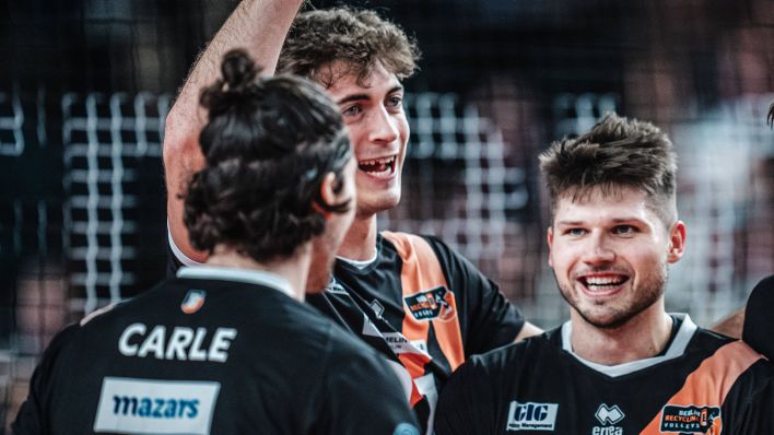 BR Volleys-Spieler Timothee Carle, Tobias Krick und Ruben Schott jubeln (Bild: Imago/Justus Stegemann)