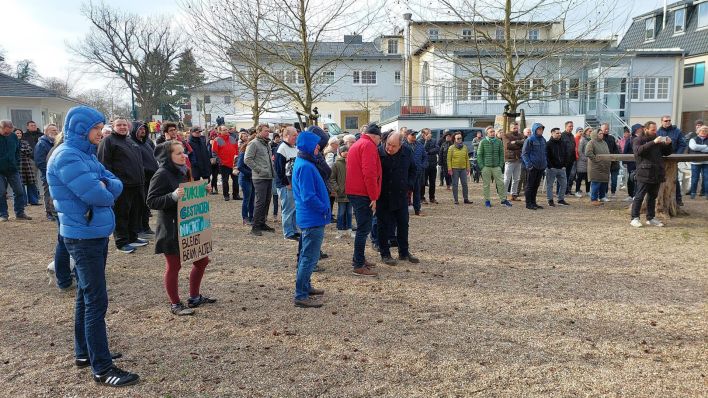 Originalbild: Circa 200 Menschen protestieren am 10.03.2024 in Grünheide für einen "konstruktive Zusammenarbeit" mit Tesla. (Quelle: rbb/Markus Reher)